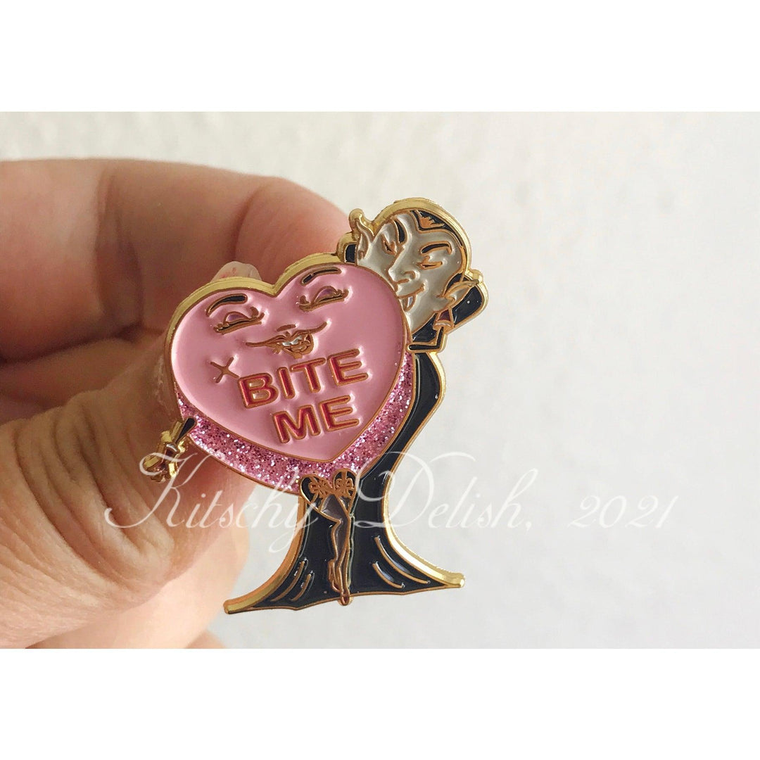 Bite shops me Mickey's Halloween enamel pin